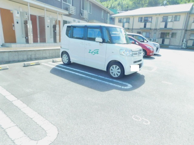 【セジュールカミの駐車場】