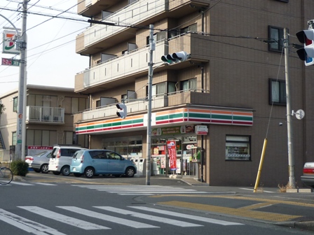 コンビニ　セブンイレブン八王子元本郷町店（コンビニ）まで585m