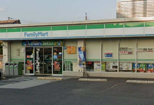 コンビニ　ファミリーマート 西原八丁目店（コンビニ）まで555m