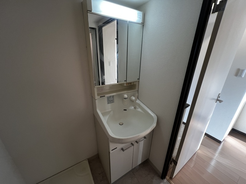 洗面設備　支度に便利な独立洗面台