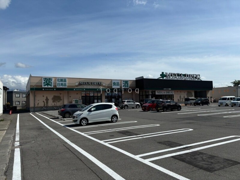 ドラックストア　メガ小柳店（ドラッグストア）まで293m