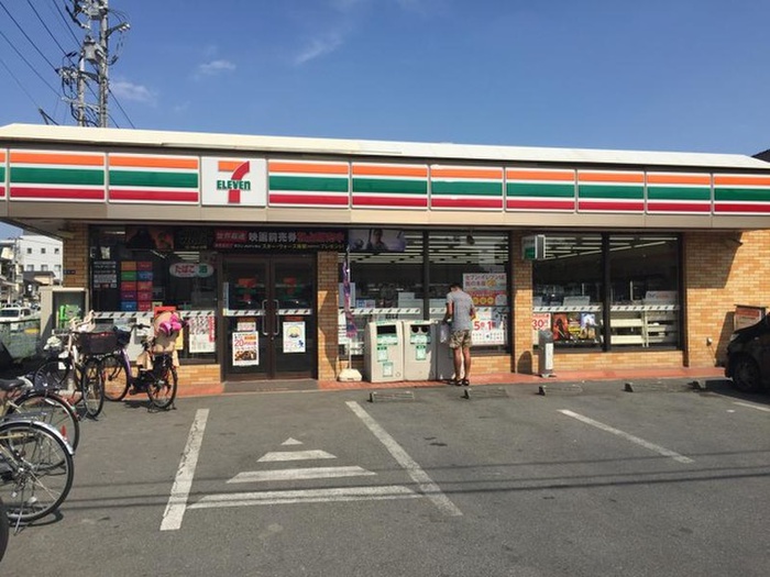 コンビニ　セブンイレブン（コンビニ）まで270m