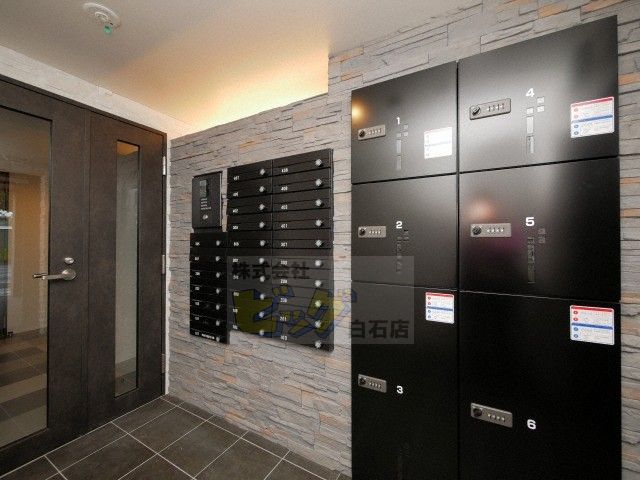 エントランス　留守中も荷物が受け取れて便利な宅配ＢＯＸ完備しています♪
