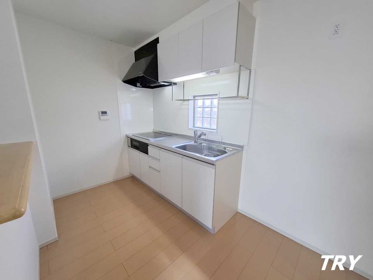 キッチン　3口のＩＨ口コンロ付システムキッチン！