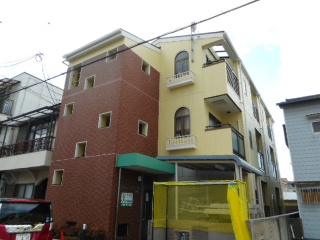 建物外観　ポップな外観です！