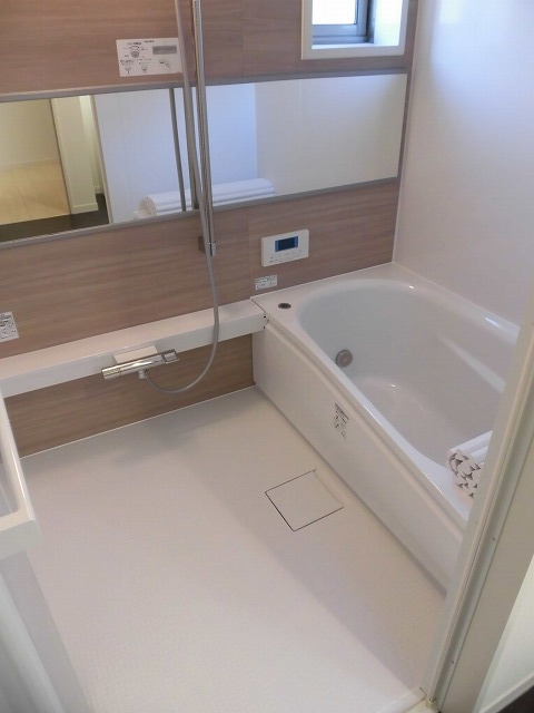 バス・シャワールーム　追炊きと浴室換気乾燥機付き。換気用小窓もあります。