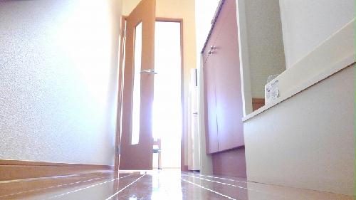 玄関　奥へ居室へと続きます