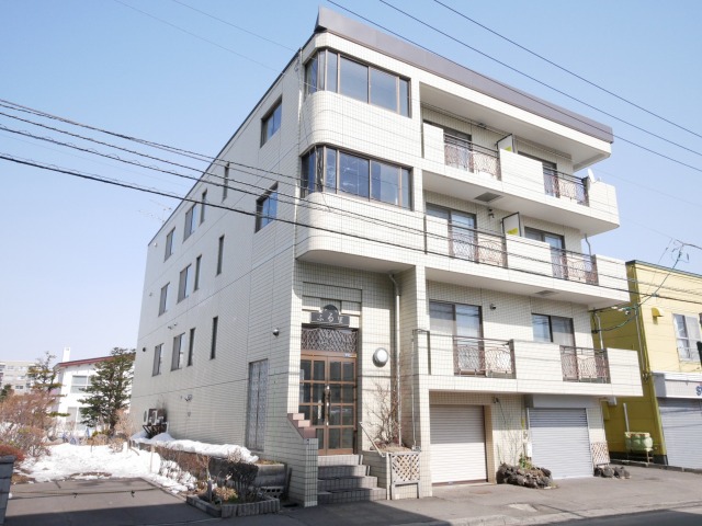 札幌市西区八軒三条東のマンションの建物外観