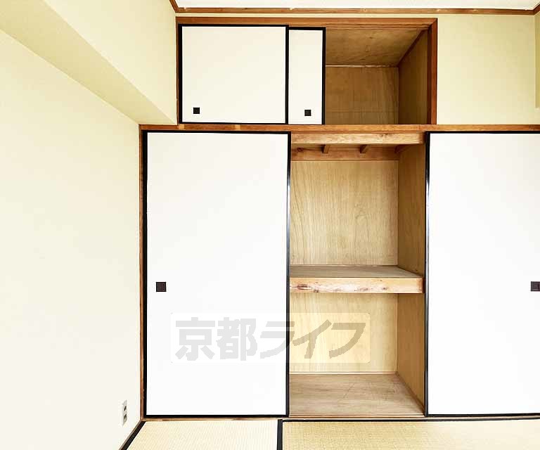 収納　十分な収納力を確保した押入れです。