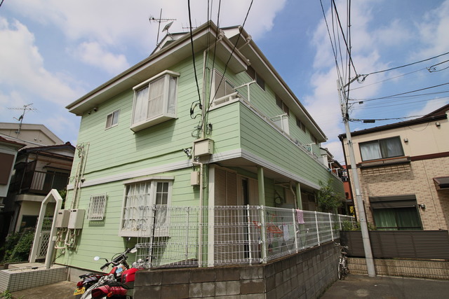 【市川市鬼高のアパートの建物外観】