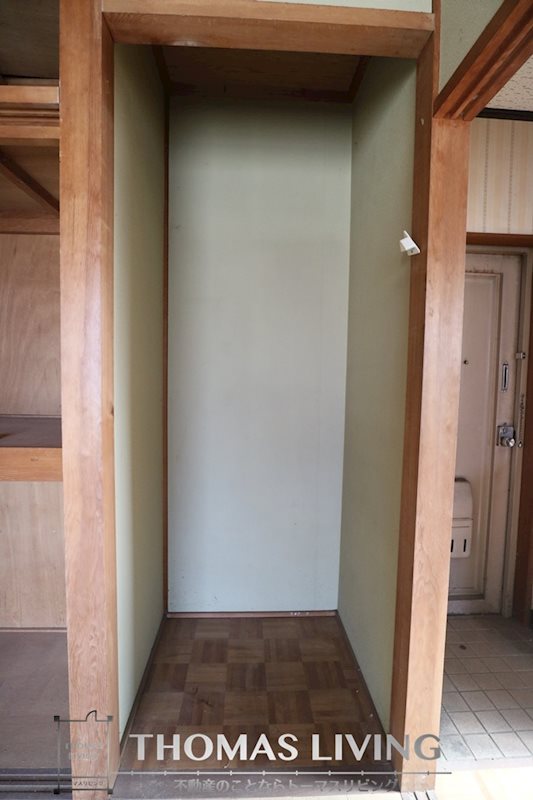 収納　突っ張り棒などで、コート掛けや収納棚など置いたり、できるスペ