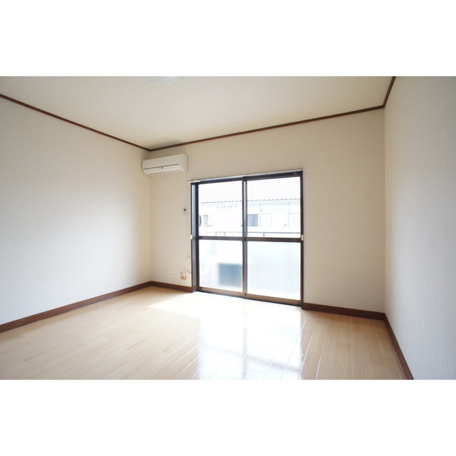 居室・リビング　日当たりよい室内