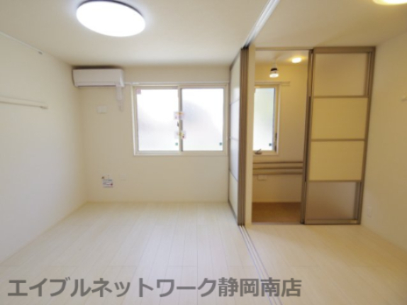 その他設備　ゆったり過ごせる居間です