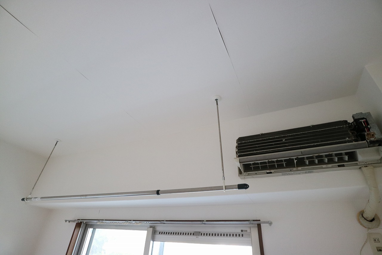 その他設備　便利な室内物干機+エアコン(清掃中)