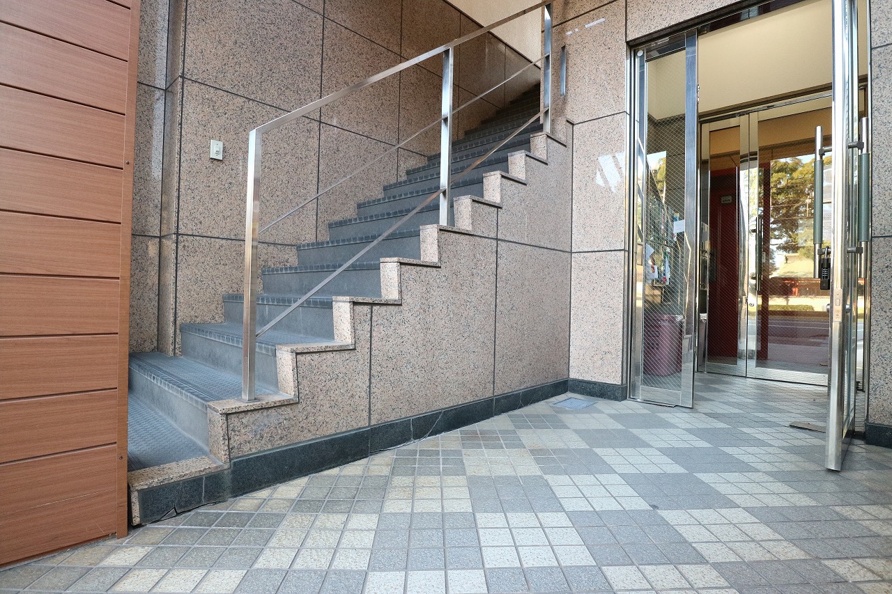 建物外観　市電通り沿い沿い　オートロック付き