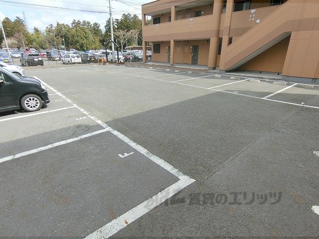 【東近江市札の辻のアパートの駐車場】