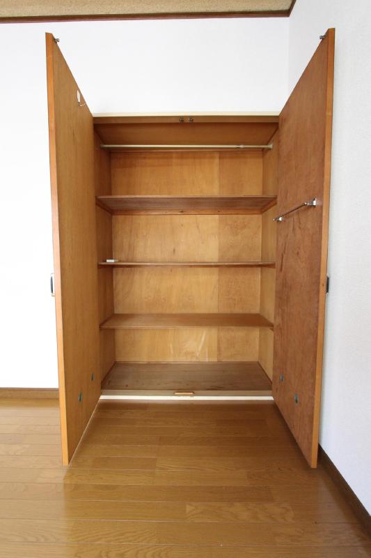 収納　敷居があるので収納便利