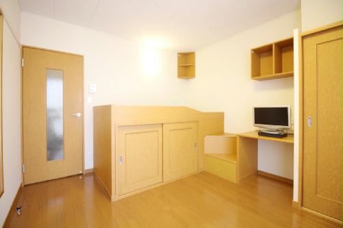 その他　造り付けテーブルを折りたためば、さらに広く使えます♪