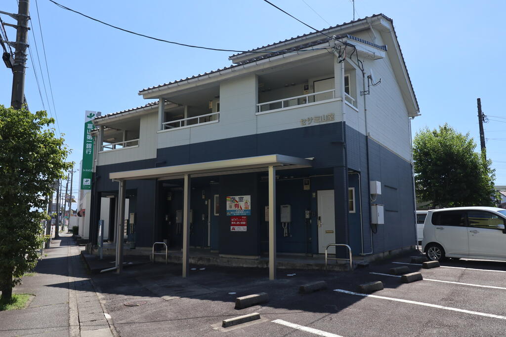 セサミ山室の建物外観