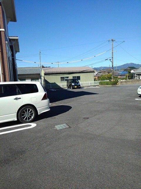 【亀山市野村のアパートの駐車場】