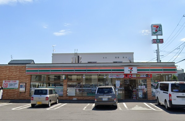 コンビニ　セブンイレブン（コンビニ）まで158m