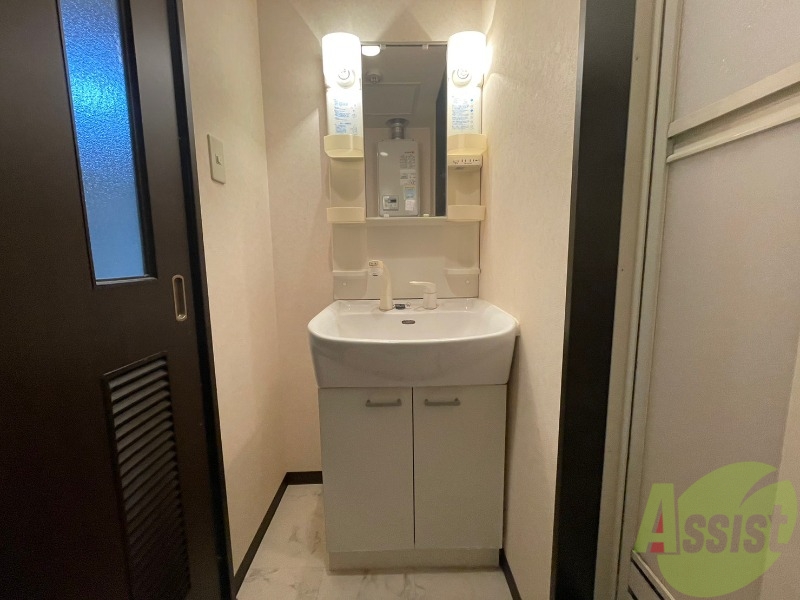 洗面設備　独立洗面台です。大きくてよいですね。シャンプーもできます。