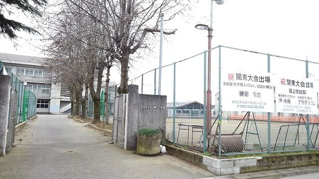 【古河市鴻巣のアパートの中学校】