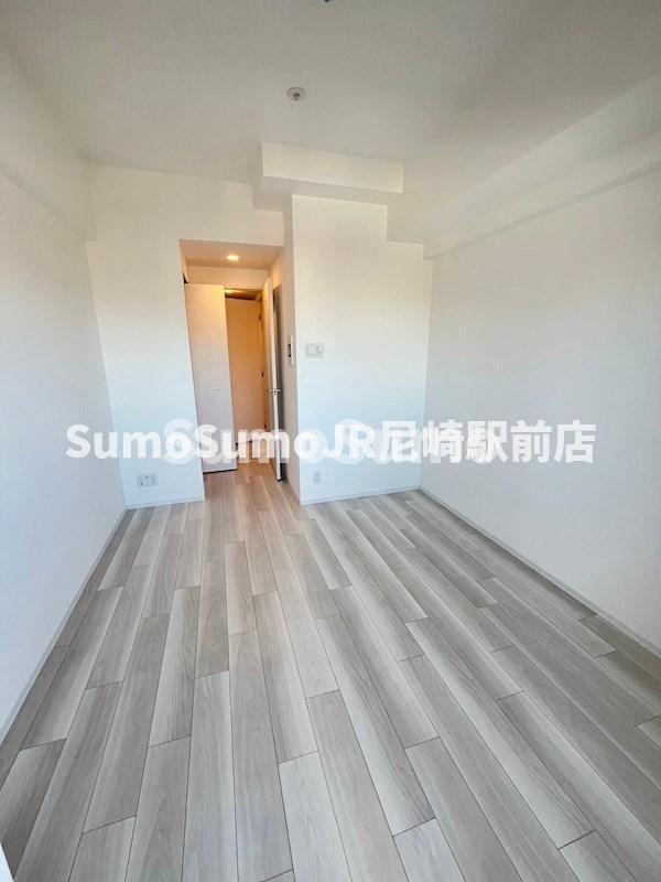 その他部屋・スペース　落ち着いた色調の寝室です