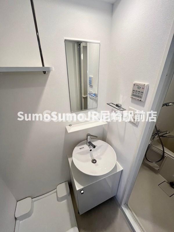 洗面設備　独立洗面化粧台が付いています