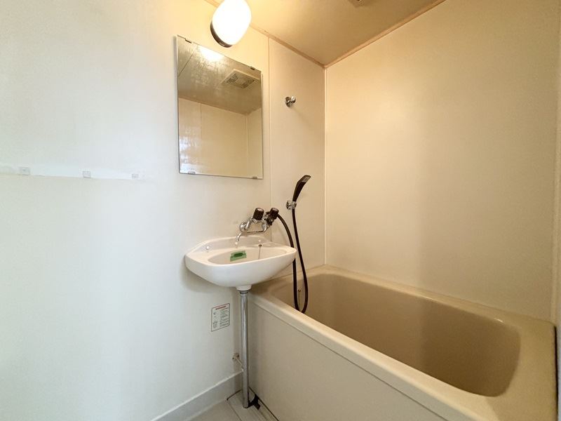 バス・シャワールーム　洗面台と鏡付の浴室です