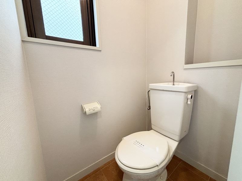 トイレ　洋式トイレ、窓有ります