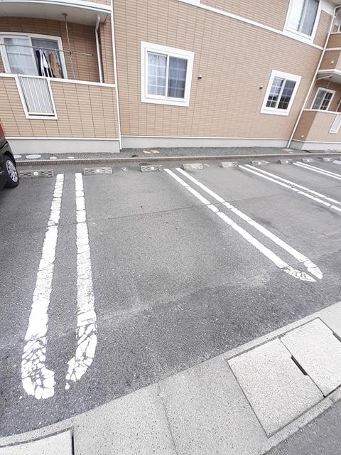 【岡山市東区西大寺松崎のアパートの駐車場】