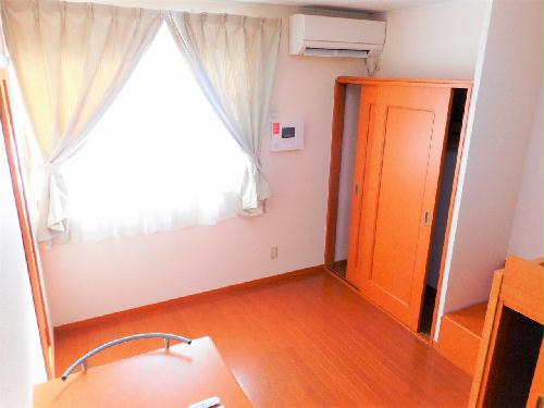 居室・リビング　カーテンやテーブル、エアコンも備え付けです