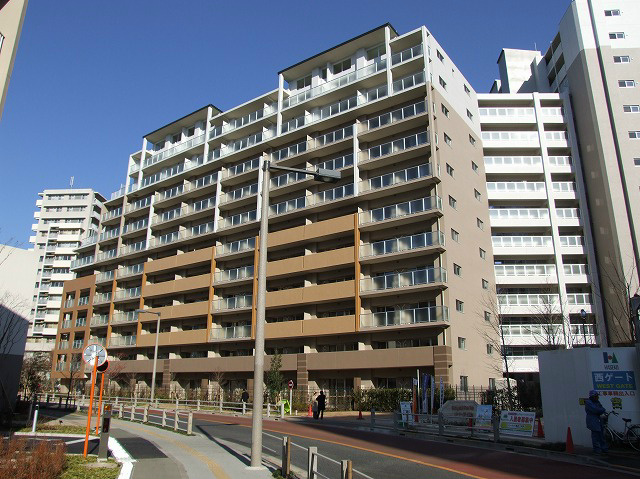 足立区新田のマンションの建物外観