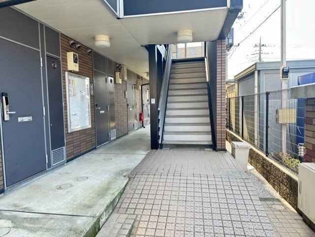 【坂戸市南町のマンションのエントランス】