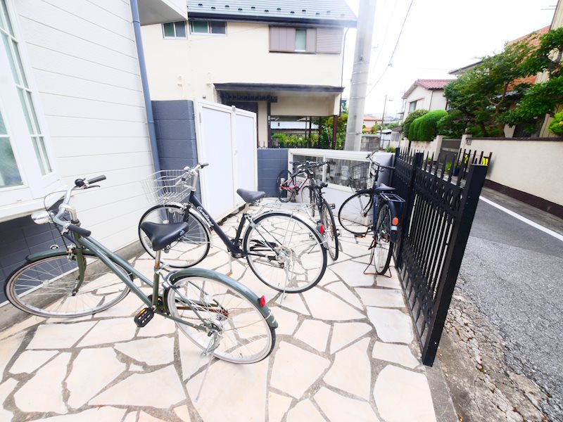 【草加市旭町のアパートの駐車場】