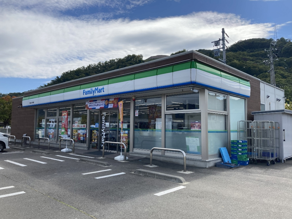 コンビニ　ファミリーマート 千曲あんずの里店（コンビニ）まで621m