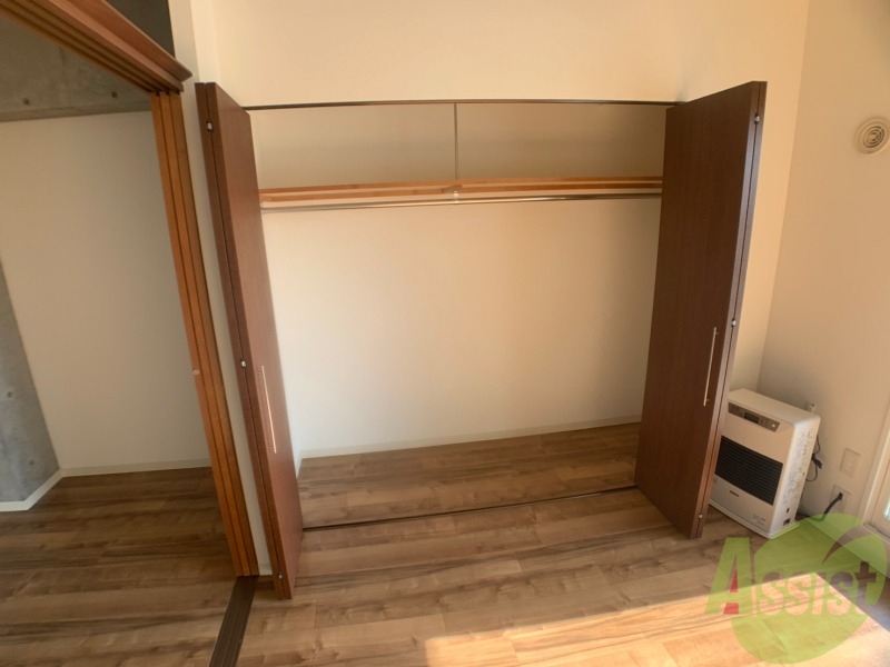 収納　こちらの収納にはハンガーをかけて服もしまえますね。