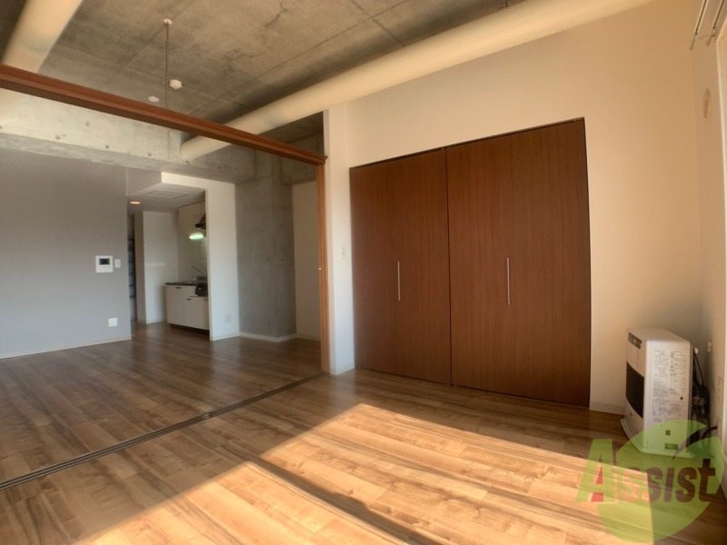 その他部屋・スペース　寝室はこちらです。光が差し込む、温かみのあるお部屋です。