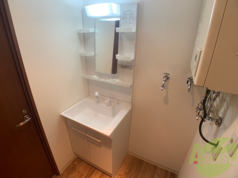 洗面設備　独立洗面台です。大きくてよいですね。シャンプーもできます。