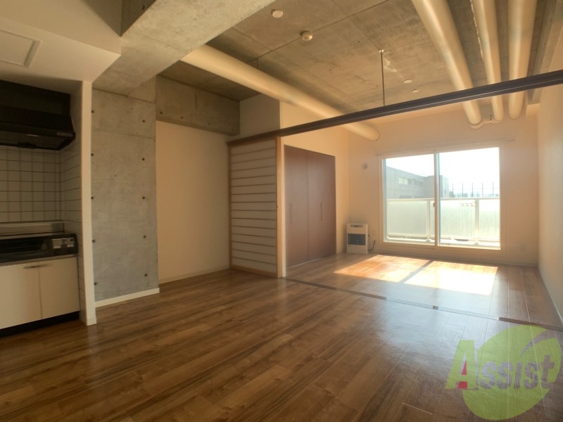 居室・リビング　リビングです。窓が大きくて明るいですね！