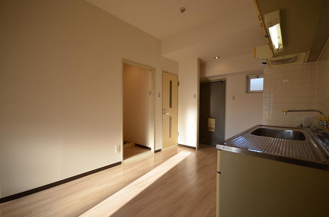 居室・リビング　同物件、別号室のものです。