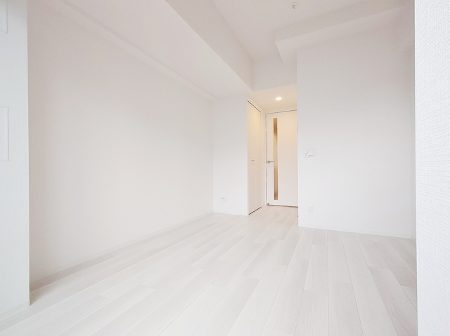 居室・リビング　ホワイトコーデ部屋・フローリング