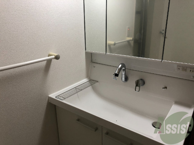 洗面設備　シャンプードレッサー。身支度はここでばっちり。