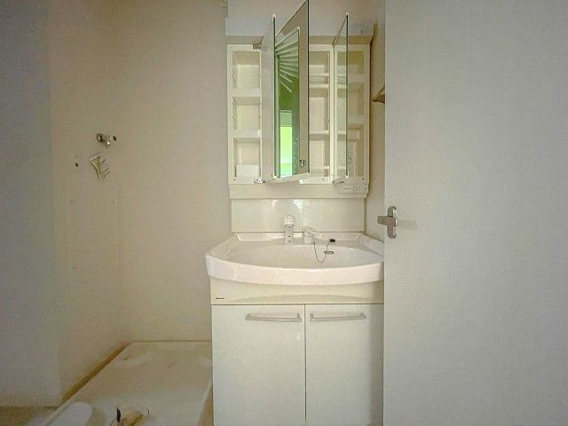 洗面設備　独立洗面台、小物を置くことができて便利です