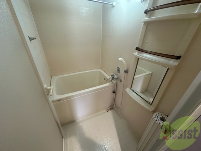 バス・シャワールーム　こちらはバスルームになります。丁度いい広さですね。