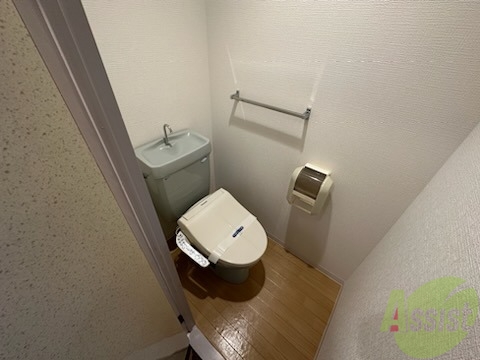 トイレ　こちらはトイレになります。ウォシュレット機能付です。