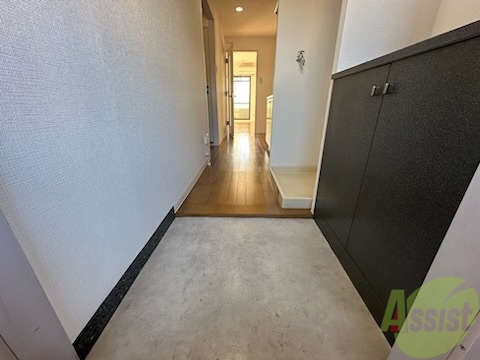 玄関　こちらは玄関になります。照明設備もございます。