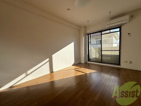 居室・リビング　こちらは７．１帖の洋室になります。日当たり良好です。