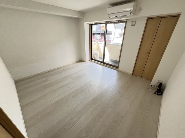 その他部屋・スペース　落ち着いた色調の寝室です